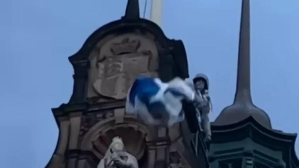 Protesters scale town hall in England, pulls down Israeli flag