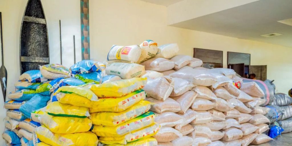 Nigerians struggle to access N40,000 rice sales points